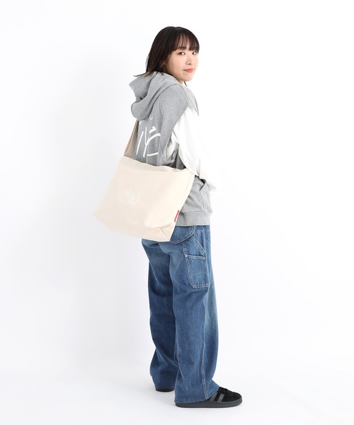 Manhattan Portage(マンハッタンポーテージ)の「Clearview Shoulder Bag Canvas Lite 24(ショルダーバッグ・レディース・ナチュラル/ブルー・MEDIUM)」の12枚目の写真