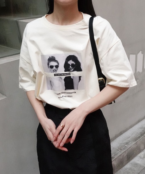 CORNERS（コーナーズ）の「GIRLSプリントTシャツ（Tシャツ/カットソー・レディース・オフホワイト/ブラック/チャコールグレー/ベージュ系その他/グレイッシュベージュ・M）」の4枚目の写真