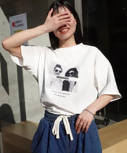 CORNERS（コーナーズ）の「GIRLSプリントTシャツ（Tシャツ/カットソー・レディース・オフホワイト/ブラック/チャコールグレー/ベージュ系その他/グレイッシュベージュ・M）」の2枚目の写真