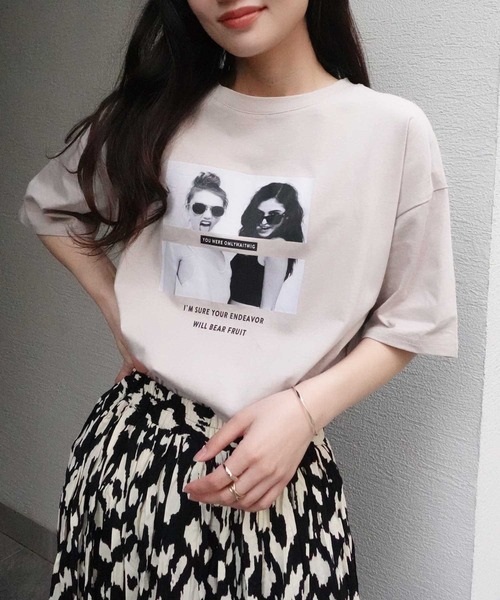 CORNERS（コーナーズ）の「GIRLSプリントTシャツ（Tシャツ/カットソー・レディース・オフホワイト/ブラック/チャコールグレー/ベージュ系その他/グレイッシュベージュ・M）」の5枚目の写真