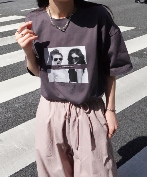 CORNERS（コーナーズ）の「GIRLSプリントTシャツ（Tシャツ/カットソー・レディース・オフホワイト/ブラック/チャコールグレー/ベージュ系その他/グレイッシュベージュ・M）」の3枚目の写真