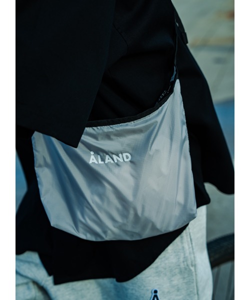 ALAND（エーランド）の「【UNISEX】ALAND／ナイロンムーンBAG（ショルダーバッグ・レディース・ホワイト/ライトグリーン/ネイビー/ブラック/ライトグレー・FREE）」の4枚目の写真