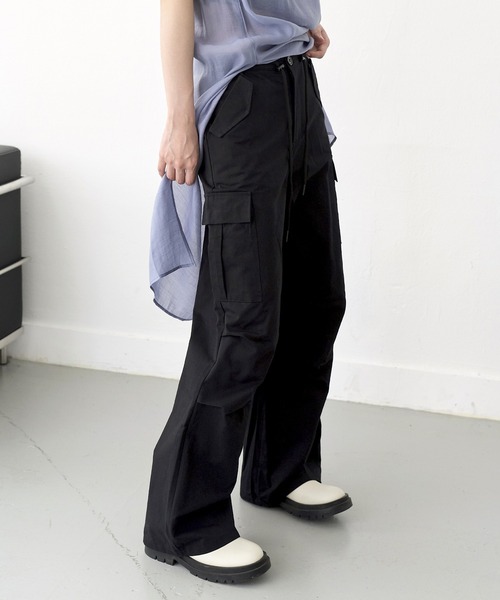 UNE MANSION(ユヌマンション)の「【男女兼用/UNISEX】ウエストストリングケープピンタックカーゴパラシュートパンツ(カーゴパンツ・レディース・ピンク系その他/アイボリー/ブラック・SMALL/LARGE/MEDIUM)」の3枚目の写真