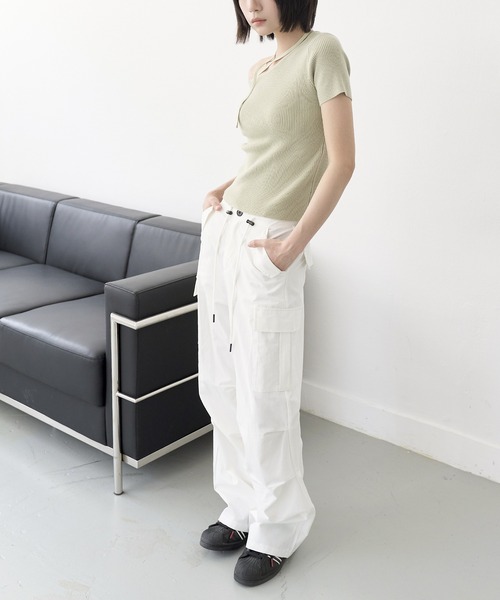 UNE MANSION(ユヌマンション)の「【男女兼用/UNISEX】ウエストストリングケープピンタックカーゴパラシュートパンツ(カーゴパンツ・レディース・ピンク系その他/アイボリー/ブラック・SMALL/LARGE/MEDIUM)」の4枚目の写真