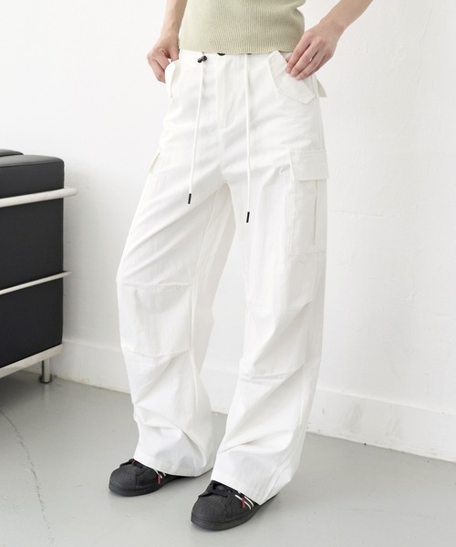 UNE MANSION(ユヌマンション)の「【男女兼用/UNISEX】ウエストストリングケープピンタックカーゴパラシュートパンツ(カーゴパンツ・レディース・ピンク系その他/アイボリー/ブラック・SMALL/LARGE/MEDIUM)」の6枚目の写真