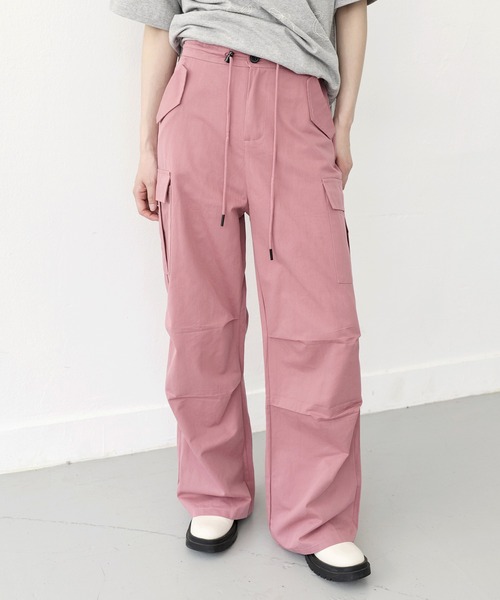 UNE MANSION(ユヌマンション)の「【男女兼用/UNISEX】ウエストストリングケープピンタックカーゴパラシュートパンツ(カーゴパンツ・レディース・ピンク系その他/アイボリー/ブラック・SMALL/LARGE/MEDIUM)」の19枚目の写真