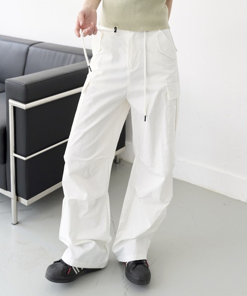 UNE MANSION(ユヌマンション)の「【男女兼用/UNISEX】ウエストストリングケープピンタックカーゴパラシュートパンツ(カーゴパンツ・レディース・ピンク系その他/アイボリー/ブラック・SMALL/LARGE/MEDIUM)」の7枚目の写真