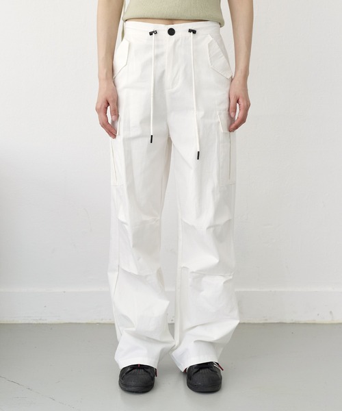 UNE MANSION(ユヌマンション)の「【男女兼用/UNISEX】ウエストストリングケープピンタックカーゴパラシュートパンツ(カーゴパンツ・レディース・ピンク系その他/アイボリー/ブラック・SMALL/LARGE/MEDIUM)」の13枚目の写真