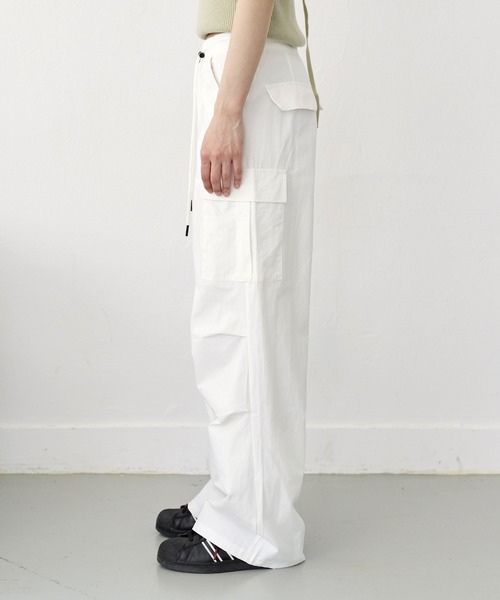UNE MANSION(ユヌマンション)の「【男女兼用/UNISEX】ウエストストリングケープピンタックカーゴパラシュートパンツ(カーゴパンツ・レディース・ピンク系その他/アイボリー/ブラック・SMALL/LARGE/MEDIUM)」の14枚目の写真