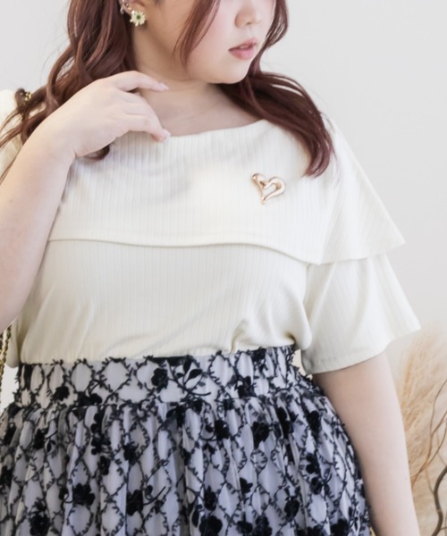 CLETTE(クレット)の「ブローチ付き半袖リブトップス(Tシャツ/カットソー・レディース・ブラック/アイボリー/ブルー・4L/3L/LL)」の2枚目の写真