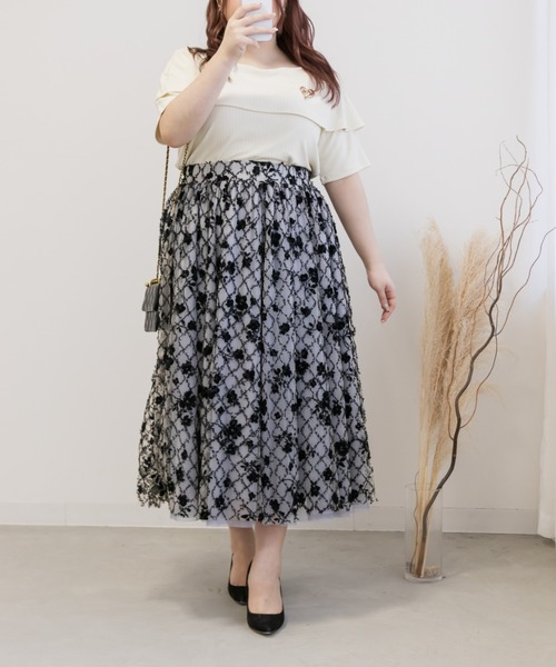 CLETTE(クレット)の「ブローチ付き半袖リブトップス(Tシャツ/カットソー・レディース・ブラック/アイボリー/ブルー・4L/3L/LL)」の4枚目の写真