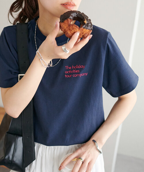 DISCOAT(ディスコート)の「【新色追加】3段ロゴ刺繍ショートTシャツ《WEB限定》(Tシャツ/カットソー・レディース・ホワイト/ピンク/アイボリー/ネイビー/グレー/チャコールグレー/ホワイト系その他/カーキ/イエロー・MEDIUM)」の8枚目の写真