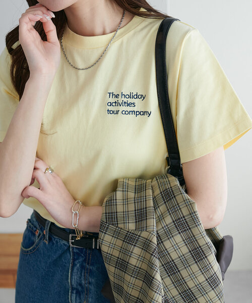 DISCOAT(ディスコート)の「【新色追加】3段ロゴ刺繍ショートTシャツ《WEB限定》(Tシャツ/カットソー・レディース・ホワイト/ピンク/アイボリー/ネイビー/グレー/チャコールグレー/ホワイト系その他/カーキ/イエロー・MEDIUM)」の1枚目の写真