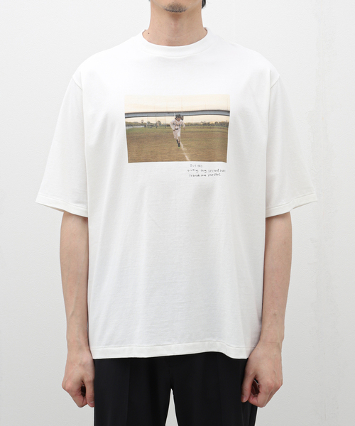 marka（マーカ）の「marka x Yuji Takeuchi (マーカ x ユウジタケウチ) Tag upTEE M24B-12CS01B（Tシャツ/カットソー・メンズ・ライトグレー/ホワイト/ブラック・2/1/3）」の2枚目の写真