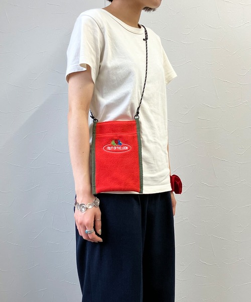 FRUIT OF THE LOOM(フルーツオブザルーム)の「FREECE SHOULDER BAG / ショルダーバッグ / カジュアル / ロゴ / ワンポイント / 刺繍 / フリース / ユニセックス(ショルダーバッグ・メンズ・ブラウン/グリーン/オレンジ/ピンク/グレー/ネイビー・FREE)」の6枚目の写真