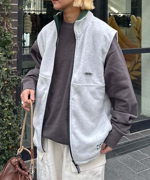 DISCUS（ディスカス）の「【DISCUS別注】フリースフルジップスタンドカラーベスト（ベスト・メンズ・ライトグレー/ネイビー/ブラウン・LARGE/MEDIUM）」の2枚目の写真
