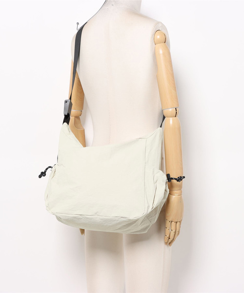 SPINNS(スピンズ)の「サイドポケットショルダーバッグ(ショルダーバッグ・メンズ・オフホワイト/ブラック・ONESIZE)」の14枚目の写真