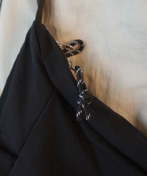 SPINNS(スピンズ)の「サイドポケットショルダーバッグ(ショルダーバッグ・メンズ・オフホワイト/ブラック・ONESIZE)」の5枚目の写真