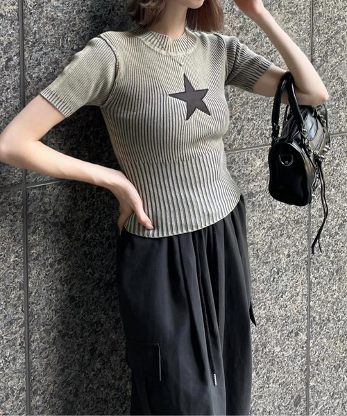 clear（クリア）の「ピグメント加工星ワッペン付キリブニットトップス［ウィッシュコア 大人 カジュアル］≪再入荷≫（ニット/セーター・レディース・ブルー/ブラウン/グレー・F）」の2枚目の写真