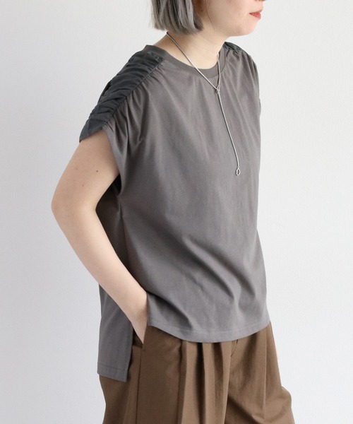 cepo(セポ)の「袖切り替えギャザープルオーバー(Tシャツ/カットソー・レディース・チャコール/オフホワイト/グレイッシュベージュ・M)」の2枚目の写真