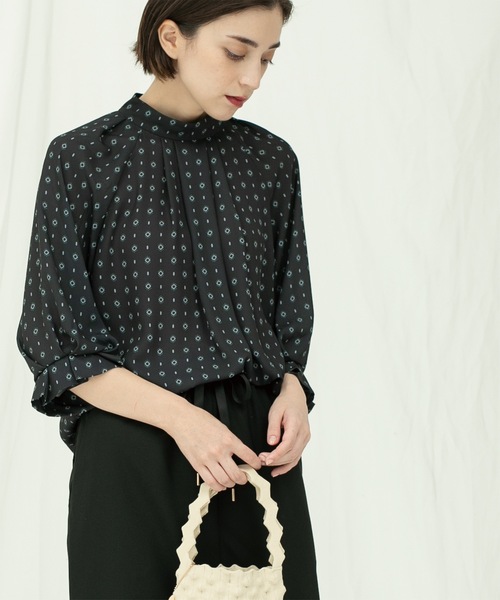 OPAQUE.CLIP（オペークドットクリップ）の「2WAY 柄プリントボウタイブラウス【洗濯機洗い可】（シャツ/ブラウス・レディース・ホワイト系3/ブラック系/ダークブラウン系・40/38/42）」の2枚目の写真