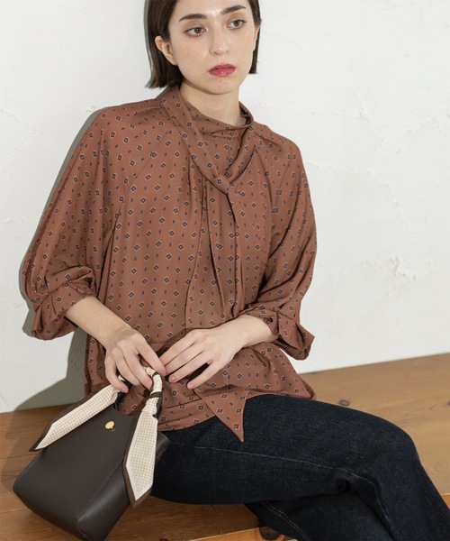 OPAQUE.CLIP（オペークドットクリップ）の「2WAY 柄プリントボウタイブラウス【洗濯機洗い可】（シャツ/ブラウス・レディース・ホワイト系3/ブラック系/ダークブラウン系・40/38/42）」の3枚目の写真