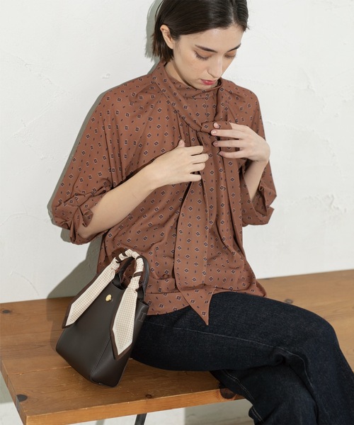 OPAQUE.CLIP（オペークドットクリップ）の「2WAY 柄プリントボウタイブラウス【洗濯機洗い可】（シャツ/ブラウス・レディース・ホワイト系3/ブラック系/ダークブラウン系・40/38/42）」の22枚目の写真