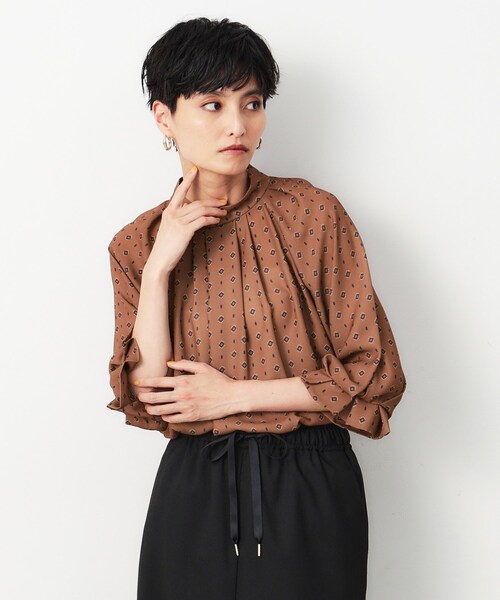 OPAQUE.CLIP（オペークドットクリップ）の「2WAY 柄プリントボウタイブラウス【洗濯機洗い可】（シャツ/ブラウス・レディース・ホワイト系3/ブラック系/ダークブラウン系・40/38/42）」の8枚目の写真