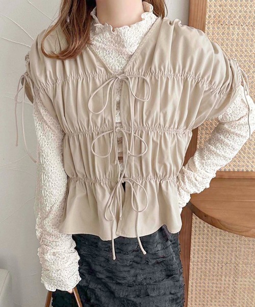 apres jour clair(アプレジュールクレア)の「【apres jour clair】シャーリングデザイントップス【ZOZOTOWN限定アイテム】(シャツ/ブラウス・レディース・アイボリー/レッド系その他/チャコールグレー・フリー/X-LARGE)」の2枚目の写真