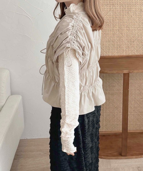 apres jour clair(アプレジュールクレア)の「【apres jour clair】シャーリングデザイントップス【ZOZOTOWN限定アイテム】(シャツ/ブラウス・レディース・アイボリー/レッド系その他/チャコールグレー・フリー/X-LARGE)」の5枚目の写真