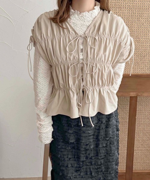 apres jour clair(アプレジュールクレア)の「【apres jour clair】シャーリングデザイントップス【ZOZOTOWN限定アイテム】(シャツ/ブラウス・レディース・アイボリー/レッド系その他/チャコールグレー・フリー/X-LARGE)」の4枚目の写真