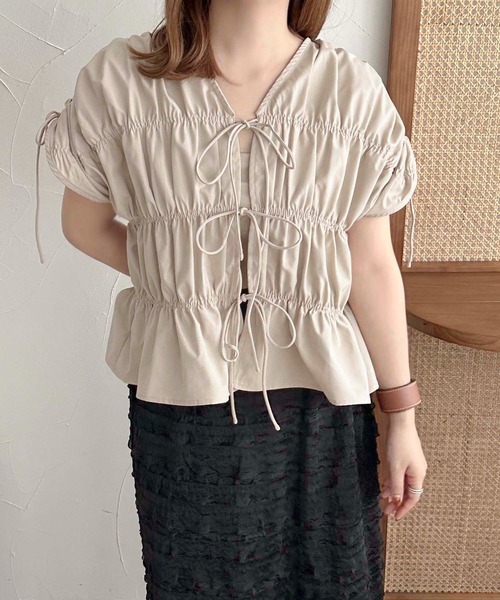 apres jour clair(アプレジュールクレア)の「【apres jour clair】シャーリングデザイントップス【ZOZOTOWN限定アイテム】(シャツ/ブラウス・レディース・アイボリー/レッド系その他/チャコールグレー・フリー/X-LARGE)」の9枚目の写真