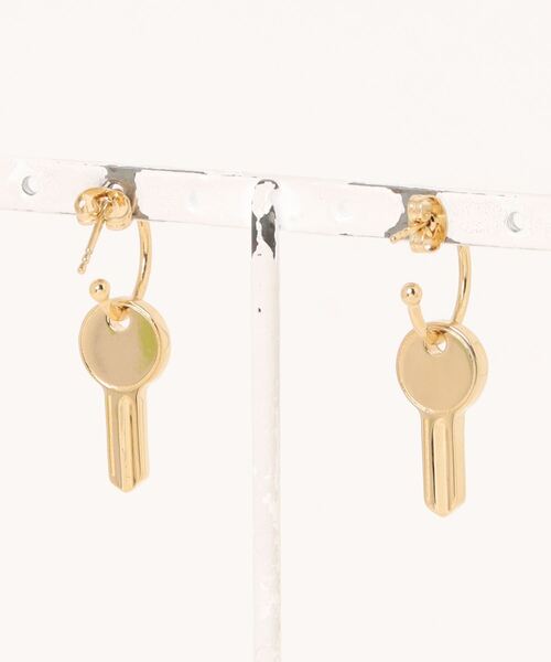 A.P.C.(アーペーセー)の「BOUCLES DOREILLE CLEF(ピアス(両耳用)・レディース・ゴールド・ONESIZE)」の3枚目の写真