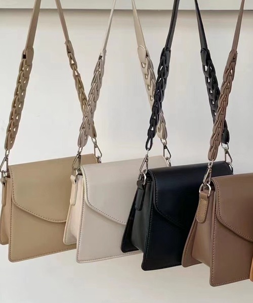 deux amour(ドゥーザムール)の「チェーンデザインショルダーバッグ(ショルダーバッグ・レディース・ブラック/ホワイト/ベージュ/モカ・FREE)」の8枚目の写真