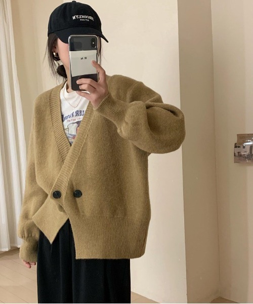 gossip!ロサンゼルス(ゴシップロサンゼルス)の「深めVネック ダブルボタン ニットカーディガン(カーディガン/ボレロ・レディース・ホワイト/ベージュ/ワイン/グレー・FREE)」の3枚目の写真