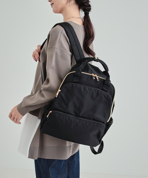 SHOO・LA・RUE（シューラルー）の「【撥水】大人が持ちたい 10ポケット2層リュック（バックパック/リュック・レディース・グレー/ブラック/ブラック系3・00）」の4枚目の写真