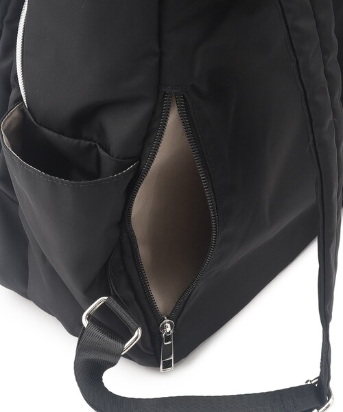 SHOO・LA・RUE（シューラルー）の「【撥水】大人が持ちたい 10ポケット2層リュック（バックパック/リュック・レディース・グレー/ブラック/ブラック系3・00）」の17枚目の写真