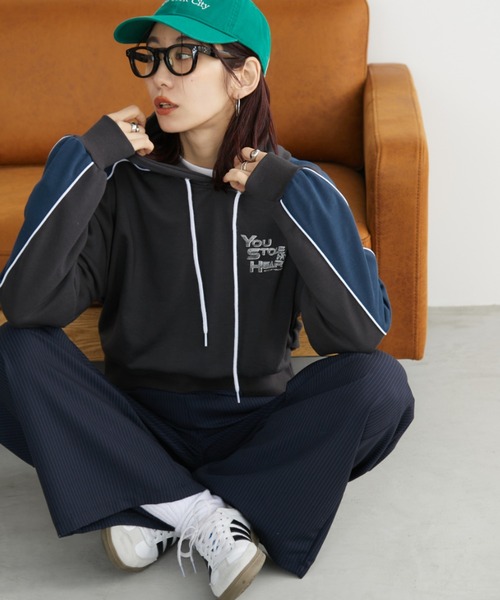 Auntie Rosa Holiday（アンティローザホリデー）の「裏毛ライン配色フーディー（パーカー・レディース・チャコールグレー/ネイビー・FREE）」の2枚目の写真