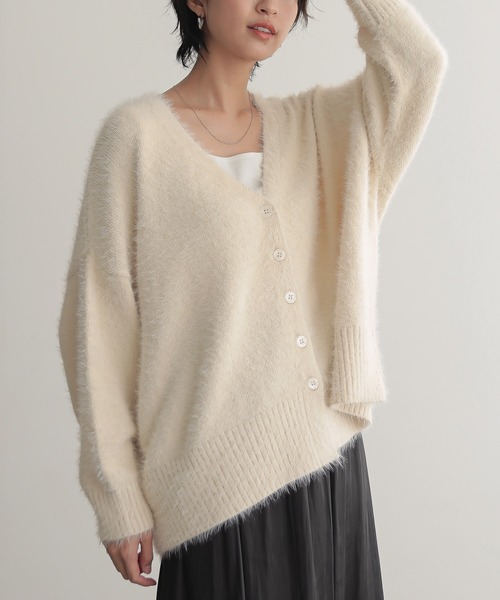 for/c(フォーシー)の「シャギーVネックゆるカーディガン【サスティナブル】(カーディガン/ボレロ・レディース・グレイッシュベージュ/アイボリー/ピンク・M/L)」の6枚目の写真