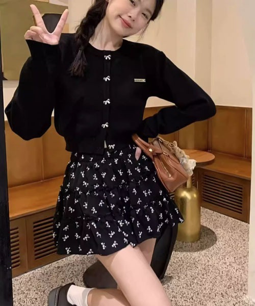 Mayree（メイリー）の「【Mayree】リボンモチーフ メタル ボタン カーディガン（ニット/セーター・レディース・ブラック・SMALL/MEDIUM/LARGE）」の2枚目の写真