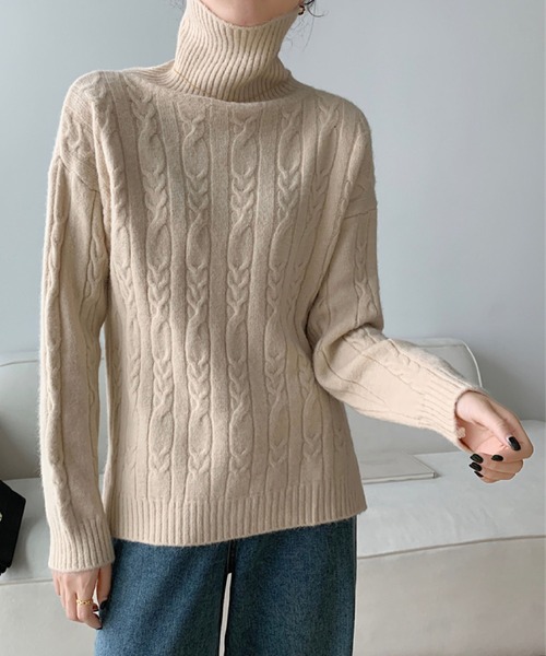 2ly2（トゥーリートゥー）の「ケーブルニット タートルネック セーター