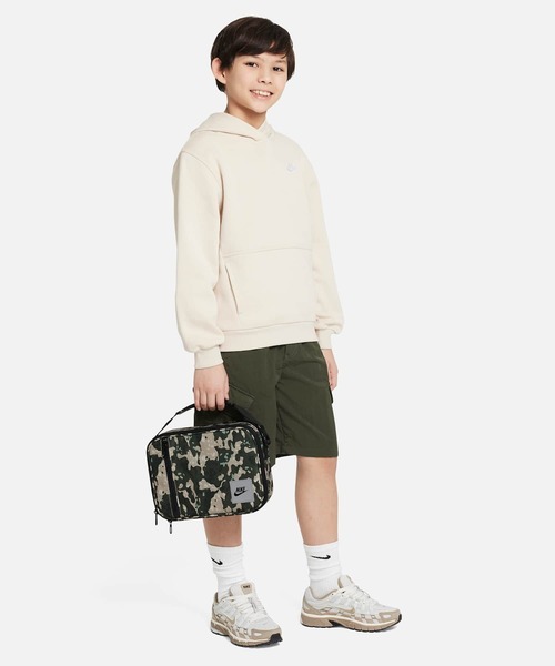 NIKE(ナイキ)の「ナイキ フューエル パック ランチバッグ / Nike Fuel Pack Lunch Bag DO3699-325 Cargo Khaki(トートバッグ・キッズ・カーキオリーブ・ONE SIZE)」の2枚目の写真