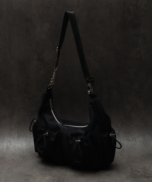 ELLUV（エルブ）の「【ELLUV/エルヴ】ダブルチェーンギミック マルチユーティリティーショルダーバッグ（ショルダーバッグ・メンズ・ブラック・FREE）」の14枚目の写真