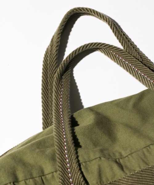 MILITARY(ミリタリー)の「MILITARY REPRODUCT / ミリタリーリプロダクト FRENCH ARMY TYPE FRANCE AIR FORCE PARATROOPER BAG LARGE フランス軍タイプ パラシュートバッグ(ボストンバッグ・メンズ・オリーブ/カーキオリーブ・FREE)」の4枚目の写真