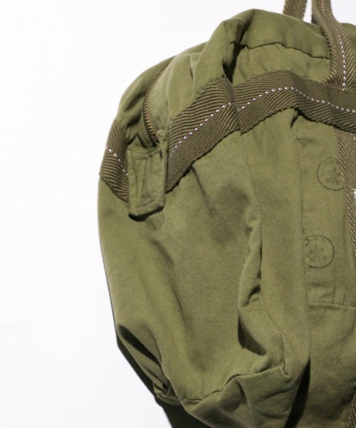 MILITARY(ミリタリー)の「MILITARY REPRODUCT / ミリタリーリプロダクト FRENCH ARMY TYPE FRANCE AIR FORCE PARATROOPER BAG LARGE フランス軍タイプ パラシュートバッグ(ボストンバッグ・メンズ・オリーブ/カーキオリーブ・FREE)」の6枚目の写真