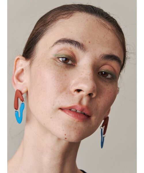 UN3D.（アンスリード）の「SWAY TRIANGLE PIERCE / スウェイトライアングルピアス（ピアス（両耳用）・レディース・ブラウン/ブルー/カーキ/その他1・FREE）」の5枚目の写真