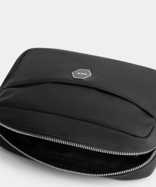 BALR.(ボーラー)の「BALR./ボーラー/CLASSIC TOILET BAG-JET BLACK(ハンドバッグ・メンズ・ブラック・F)」の5枚目の写真