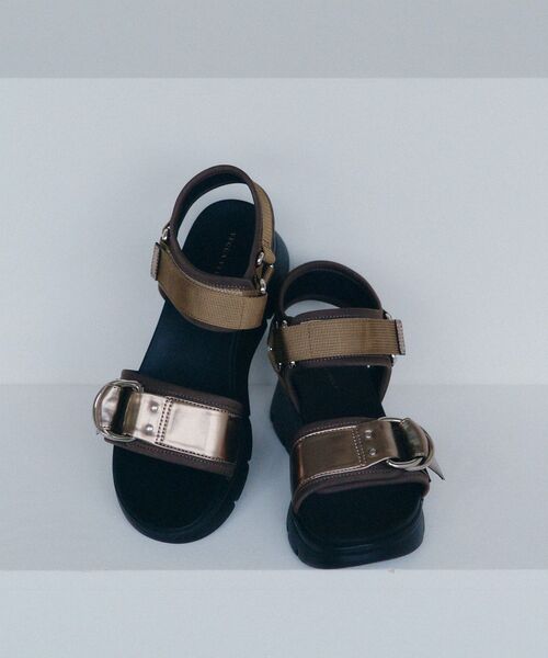 YECCA VECCA(イェッカヴェッカ)の「バックルスポーツサンダル(サンダル・レディース・ブラック/ブラウン・M/L)」の1枚目の写真