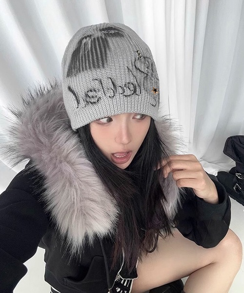 lilful（リルフル）の「スタッズ付き ステンシルデザインロゴビーニー（ニットキャップ/ビーニー・レディース・ホワイト/グレー/ブラック・F）」の5枚目の写真