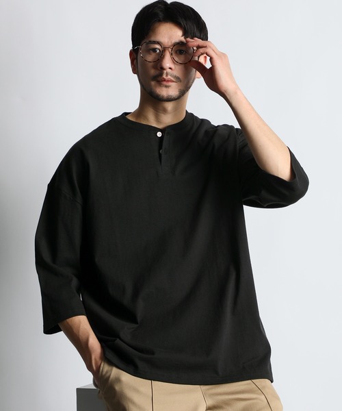 LANVIN en Bleu（ランバンオンブルー）の「ヘビーウェイト(8オンス) リラックスフィット 7分袖 ヘンリーTシャツ（Tシャツ/カットソー・メンズ・グレイッシュベージュ/オフホワイト/スミクロ・48/46/52/50）」の3枚目の写真